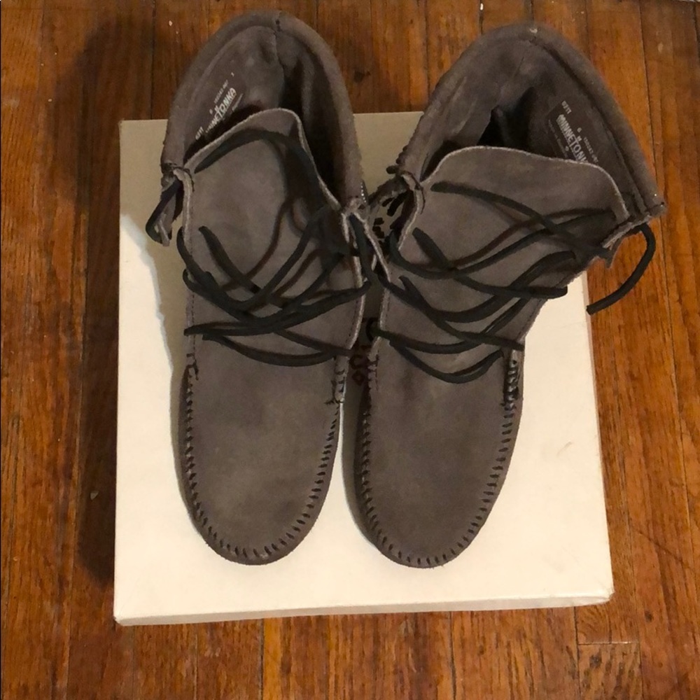 MINNETONKA MOCCASIN short boot Sz 6